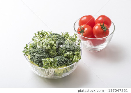 綠花椰菜、青花菜芽和櫻桃番茄。芽菜。健康蔬菜。沙拉食材。 137047261