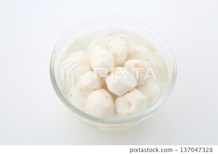 Washed taro 137047328