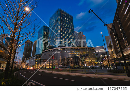 1月14日，大阪站北側、SHIP Hall前的街道夜景 137047565