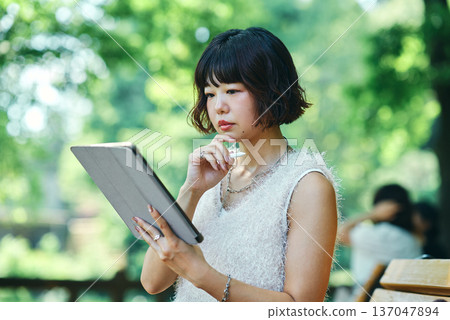 年輕女子在戶外使用平板電腦 137047894