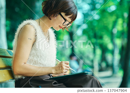 年輕女子在戶外使用平板電腦 137047904