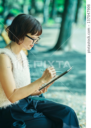 年輕女子在戶外使用平板電腦 137047906