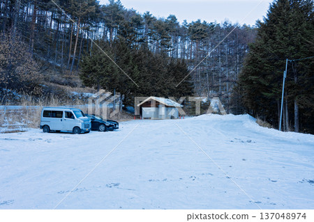 紐卡薩山登山步道起點的停車場 紐卡薩山登山步道起點的停車場 137048974