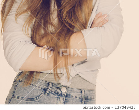 Unrecognizable woman crossing arms 137049425