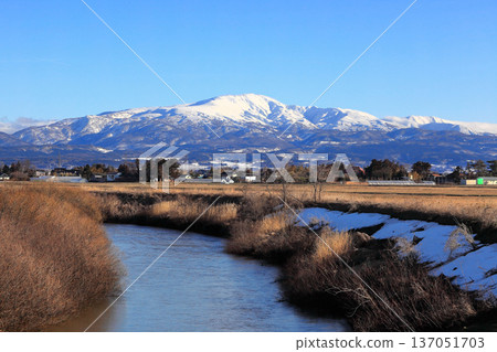 The Shonai Plain and snow-capped mountains in Kisaragi The Shonai Plain and snow-capped mountains in Kisaragi 137051703