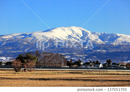 The Shonai Plain and snow-capped mountains in Kisaragi The Shonai Plain and snow-capped mountains in Kisaragi 137051705