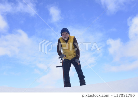 An elderly man using a cane to rehabilitate in a snowy country An elderly man using a cane to rehabilitate in a snowy country 137051790