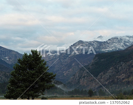 雄偉的山巒景色，雲霧繚繞，初雪初降。 137052062