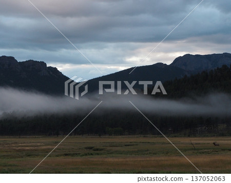 清晨，層雲在山巒間飄蕩，景色迷人。 137052063