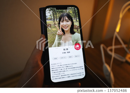 約會應用智慧型手機螢幕圖像 約會應用智慧型手機螢幕圖像 137052486