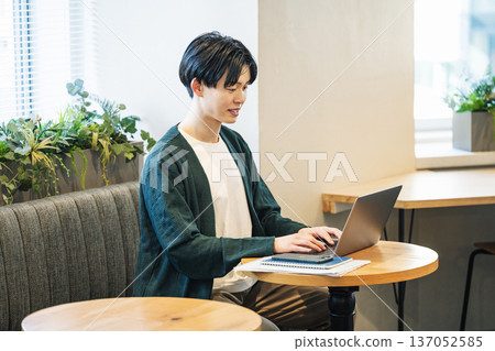 一位在合租辦公室工作的年輕人 一位在合租辦公室工作的年輕人 137052585