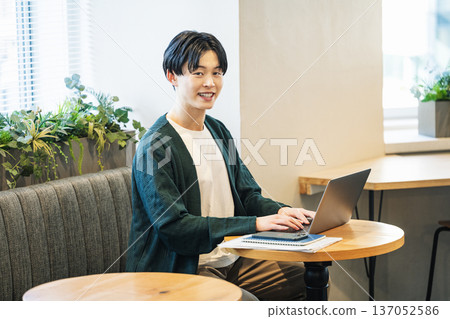 一位在合租辦公室工作的年輕人 137052586