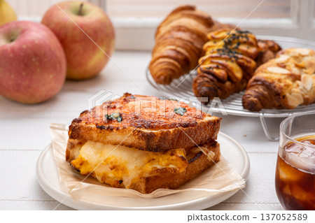 Delicious bread Delicious bread 137052589