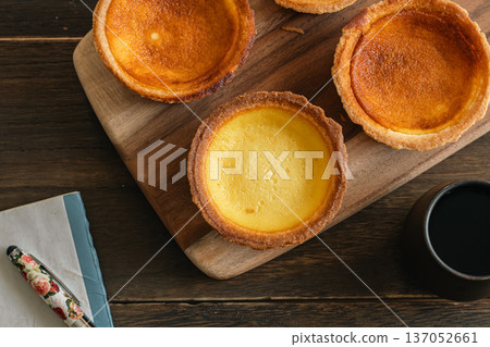 Tart that looks delicious 137052661