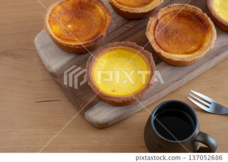 Tart that looks delicious 137052686