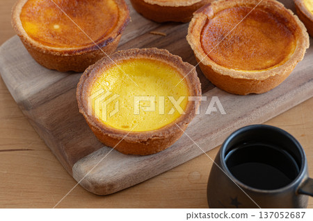 Tart that looks delicious 137052687