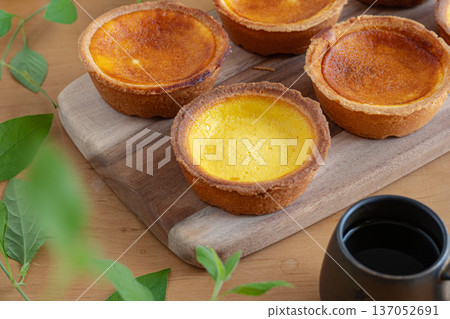 Tart that looks delicious 137052691