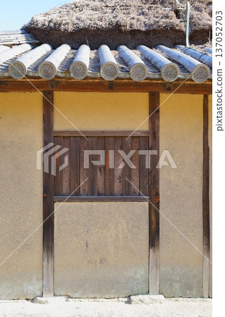 老房子的泥牆外牆和窗戶 老房子的泥牆外牆和窗戶 137052703