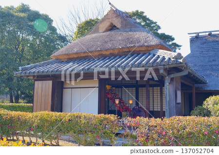 透過柵欄可以看到老房子客廳裡擺放著雛人偶和日本傘。 [3月] 137052704