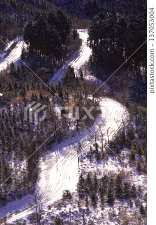 Snowy winding road 137053004