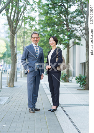 Smiling businessmen and women Smiling businessmen and women 137053044