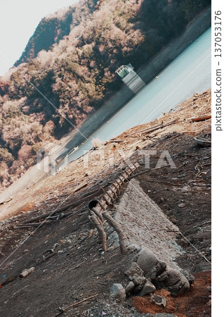 【神奈川縣】由於創紀錄的乾旱，原413號國道數十年來首次從築井湖底露出水面。 137053176