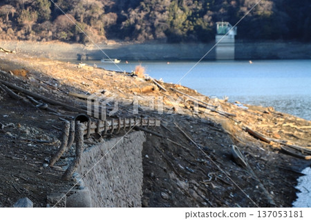 [Kanagawa Prefecture] Former National Route 413 emerges from the bottom of Lake Tsukui for the first time in decades due to a record drought 137053181