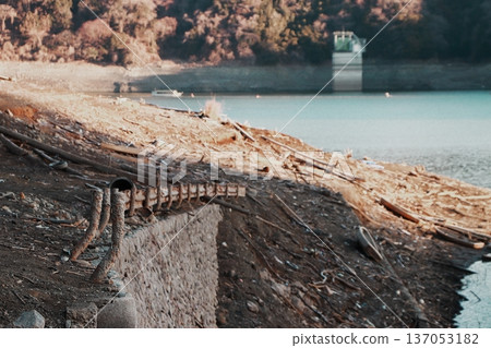 [Kanagawa Prefecture] Former National Route 413 emerges from the bottom of Lake Tsukui for the first time in decades due to a record drought 137053182