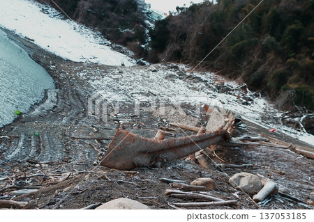 【神奈川縣】由於創紀錄的乾旱，原413號國道數十年來首次從築井湖底露出水面。 137053185