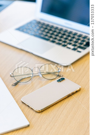 筆記型電腦、智慧型手機、眼鏡 筆記型電腦、智慧型手機、眼鏡 137053333