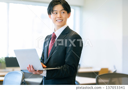 在辦公室使用個人電腦的商人 137053341