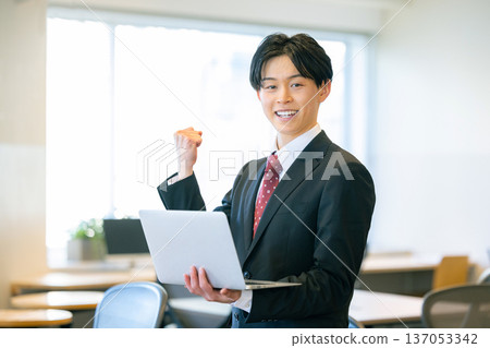 在辦公室使用個人電腦的商人 137053342