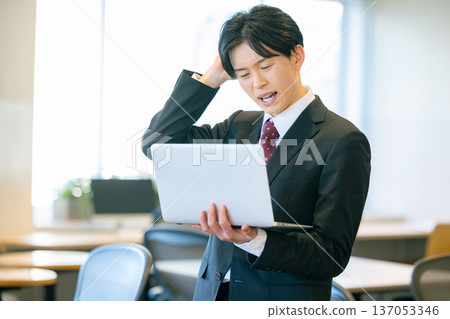 使用個人計算機的商人 137053346