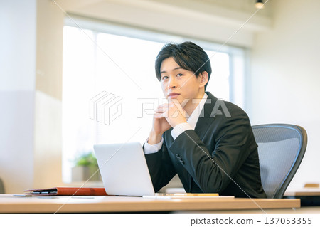 使用個人計算機的商人 137053355