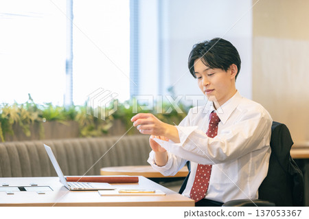 Motivated businessman with his sleeves rolled up 137053367