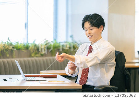 積極進取的商人，捲起袖子 137053368