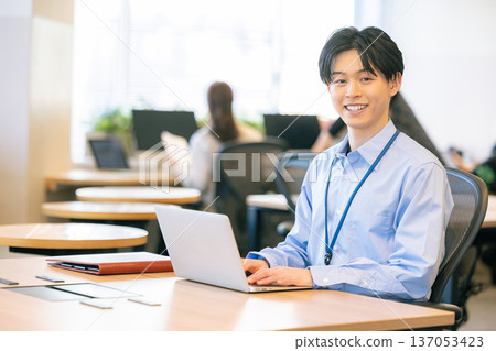 商業場景面對電腦 137053423