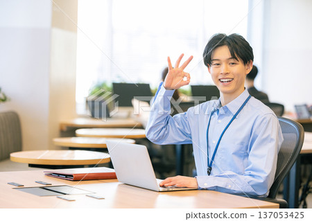 Business scene facing a computer 137053425