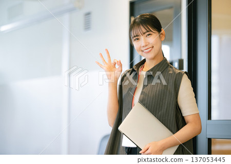 有筆記型電腦的女人 137053445