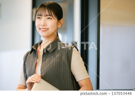 有筆記型電腦的女人 137053446
