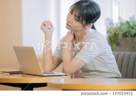 Hard shoulder stiff woman Hard shoulder stiff woman 137053452