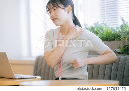 硬肩僵硬的女人 137053453