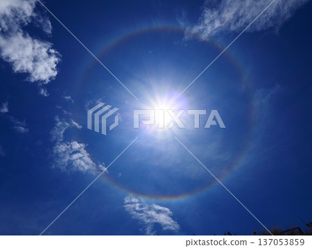 太陽周圍出現彩虹光暈 太陽周圍出現彩虹光暈 137053859