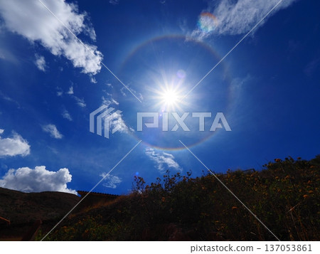 太陽周圍出現彩虹光暈 137053861
