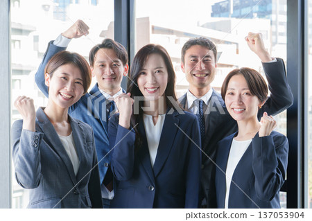 握拳團體商業人士 137053904