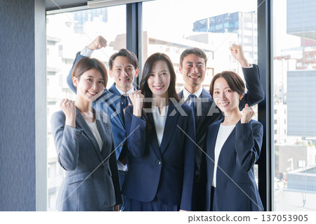 握拳團體商業人士 137053905