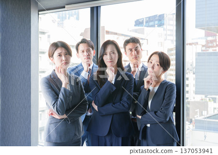 Troubled face group business person Troubled face group business person 137053941