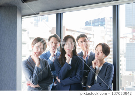 Troubled face group business person Troubled face group business person 137053942