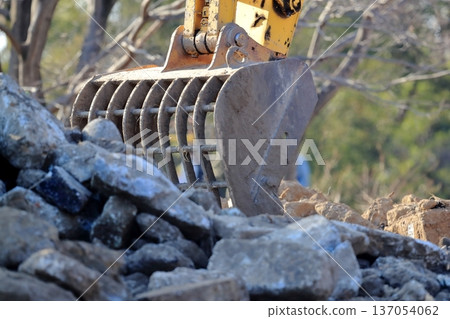 堆瓦礫和挖土機 137054062