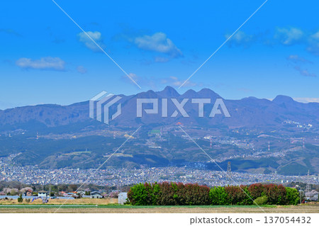 從赤城高原眺望:榛名山山脈,山下城鎮風光,昭和村 從赤城高原眺望:榛名山山脈,山下城鎮風光,昭和村 137054432